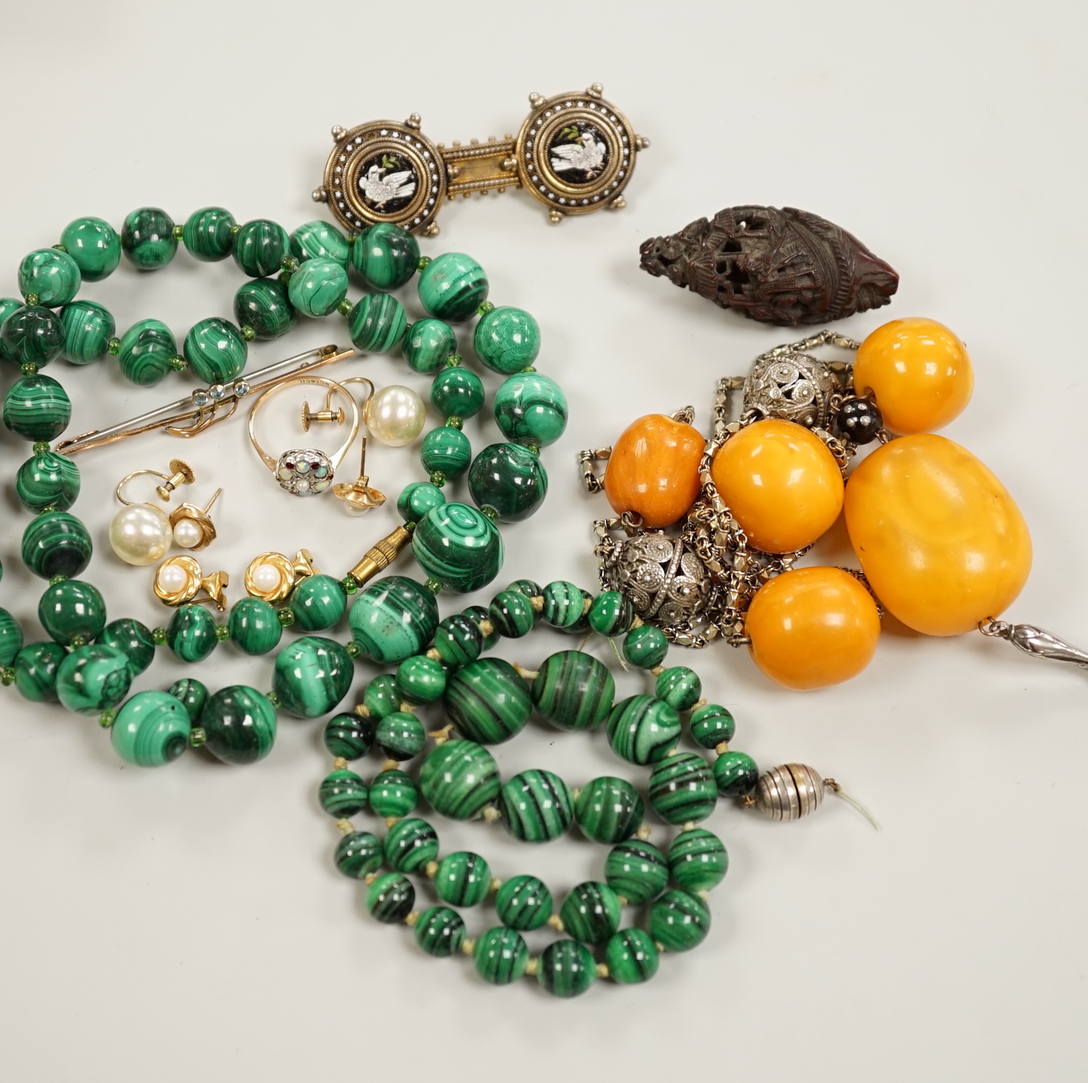 Assorted jewellery including a white metal and micro mosaic brooch, malachite necklace, 9ct and gem set bar brooch and ring, amber and white metal necklace etc.